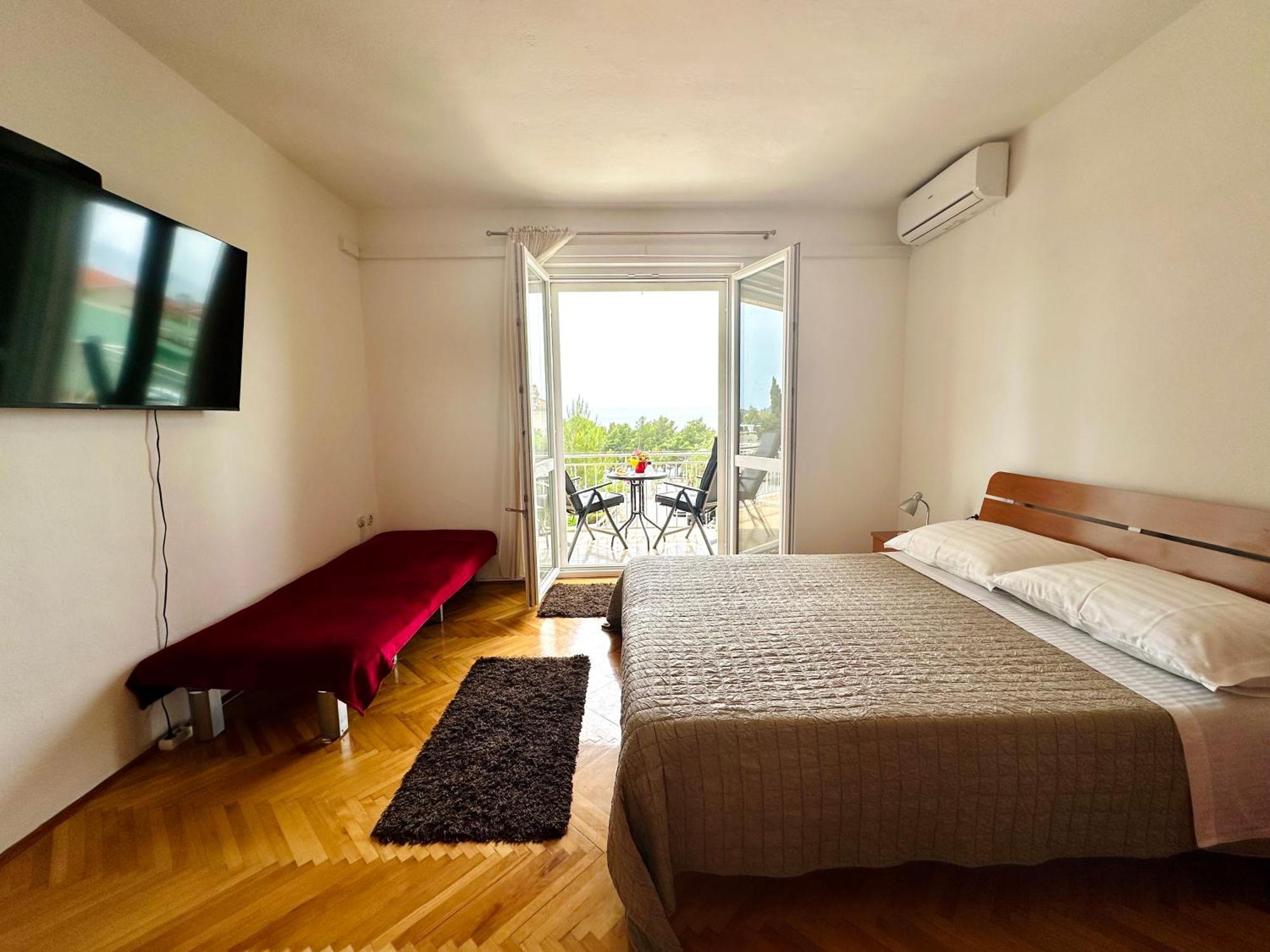 Spacious Family Apartment Near The Beach Макарска Екстериор снимка