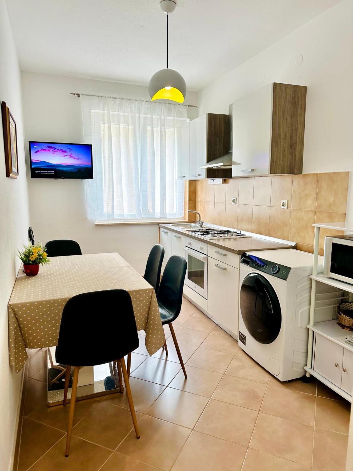 Spacious Family Apartment Near The Beach Макарска Екстериор снимка