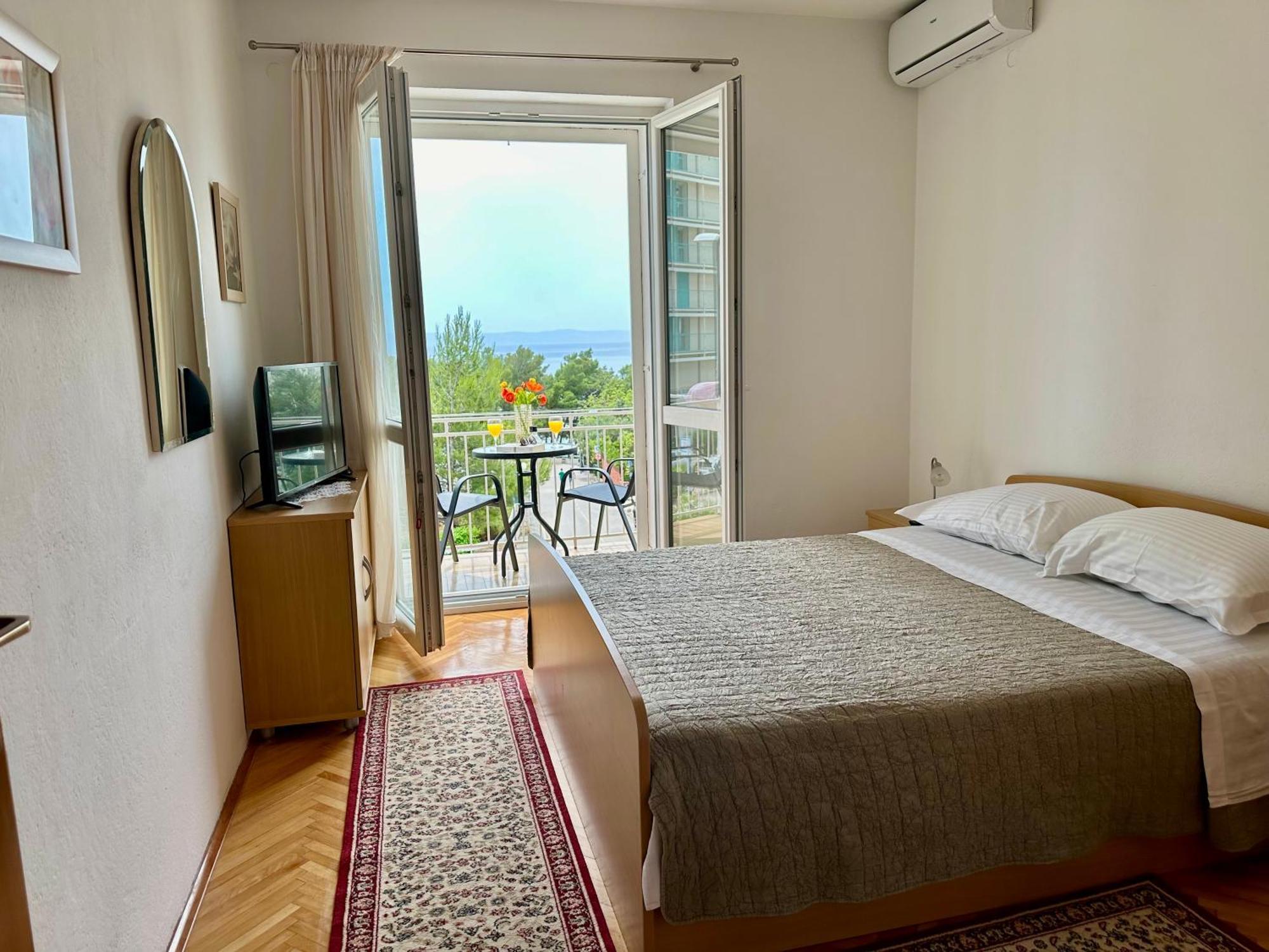 Spacious Family Apartment Near The Beach Макарска Екстериор снимка