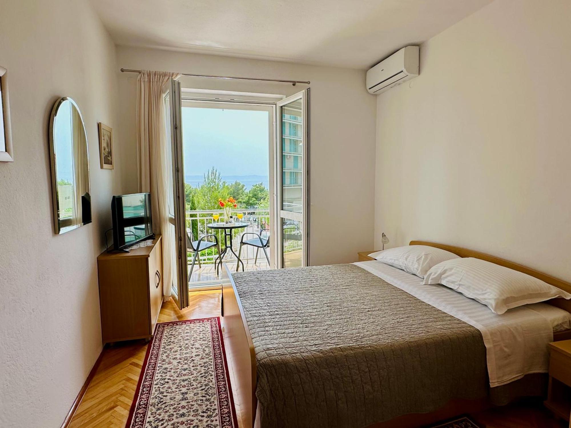 Spacious Family Apartment Near The Beach Макарска Екстериор снимка