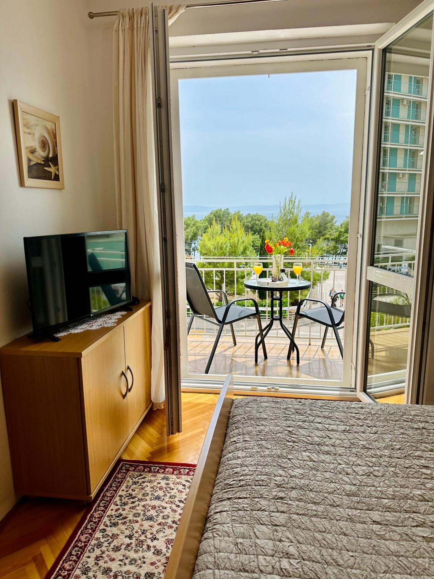 Spacious Family Apartment Near The Beach Макарска Екстериор снимка