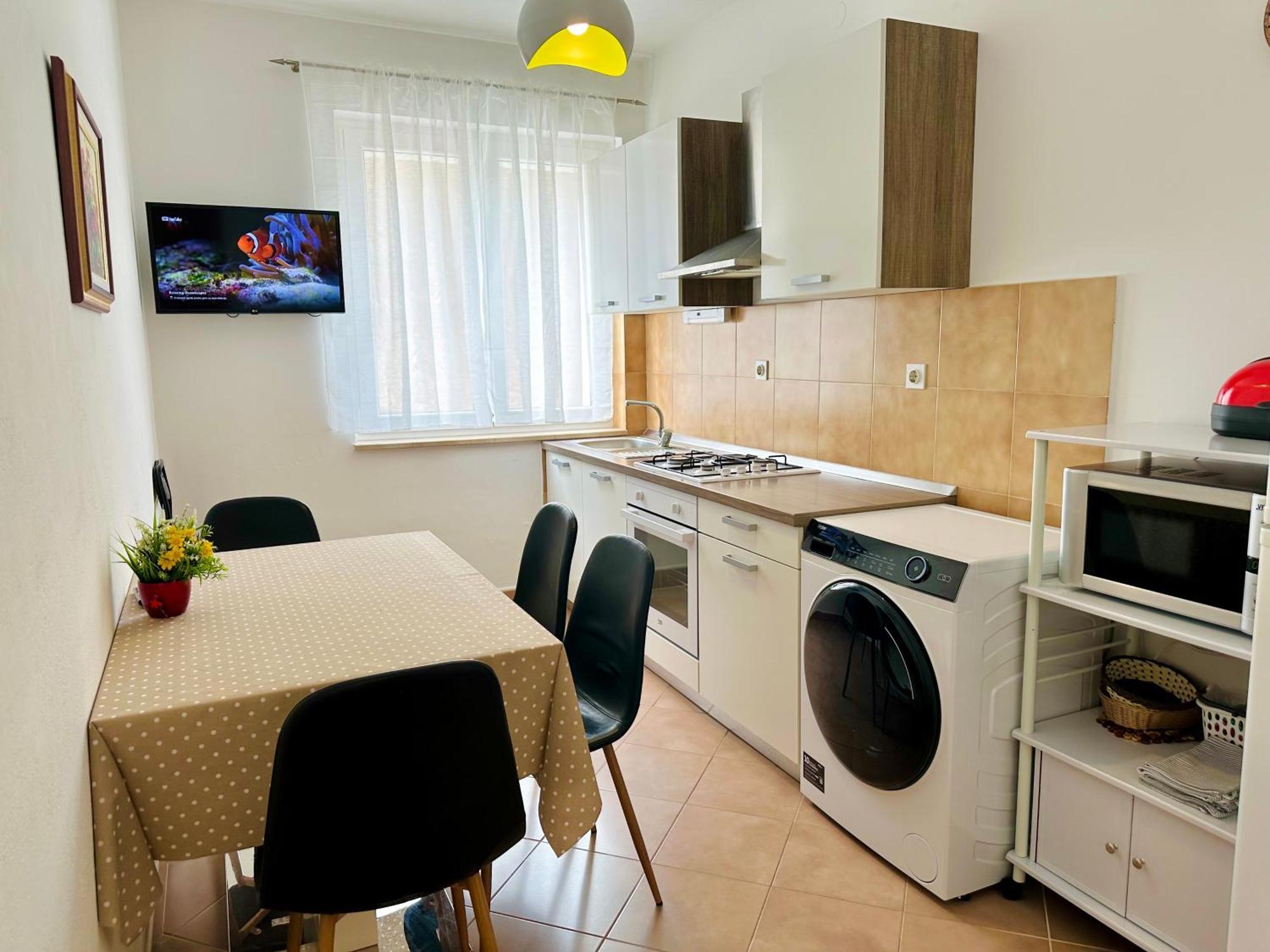 Spacious Family Apartment Near The Beach Макарска Екстериор снимка
