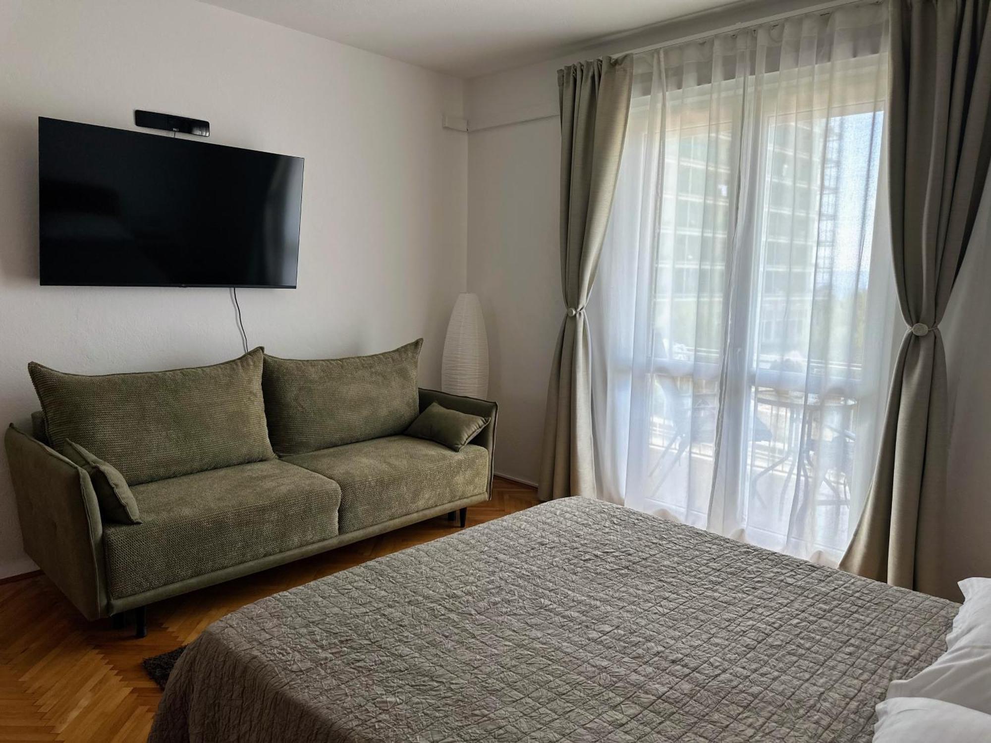 Spacious Family Apartment Near The Beach Макарска Екстериор снимка