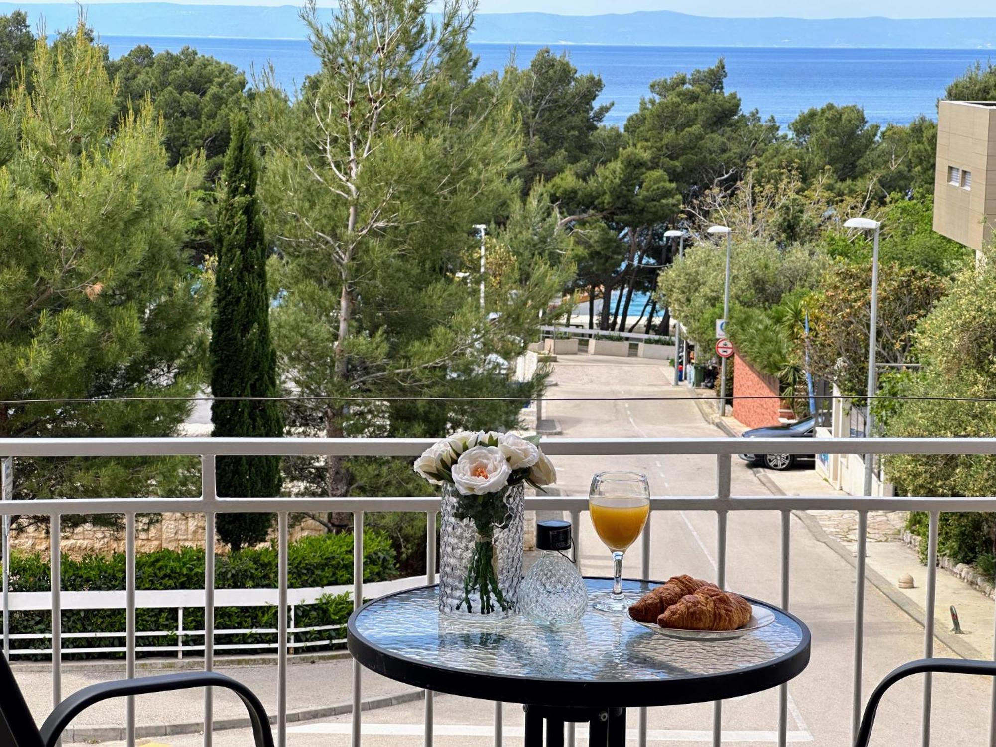 Spacious Family Apartment Near The Beach Макарска Екстериор снимка