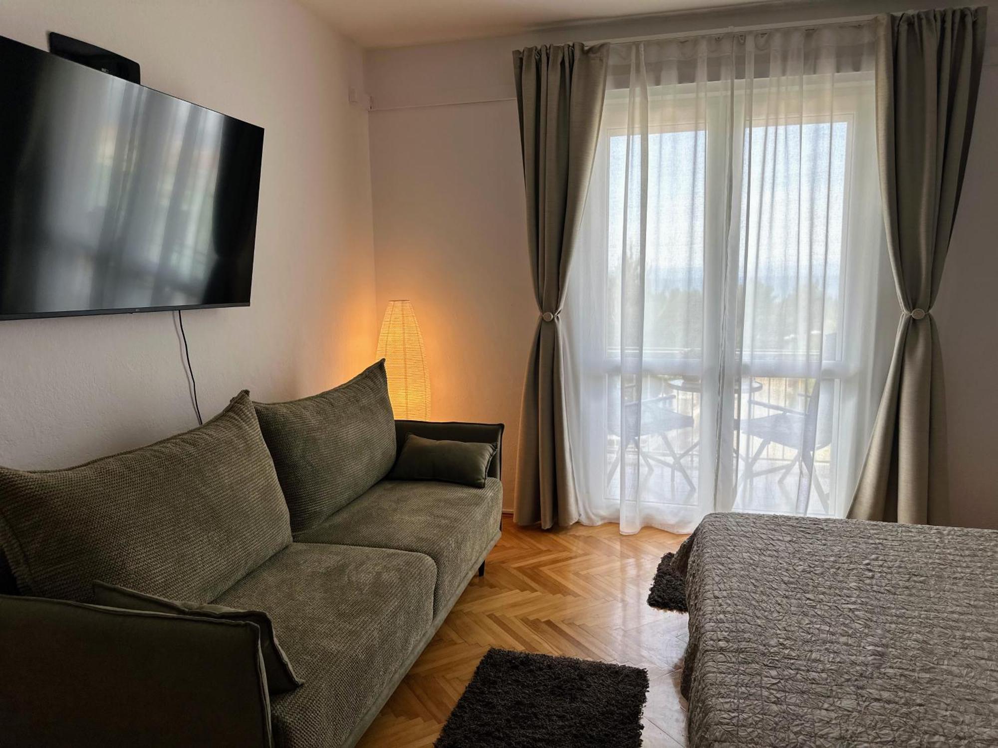 Spacious Family Apartment Near The Beach Макарска Екстериор снимка