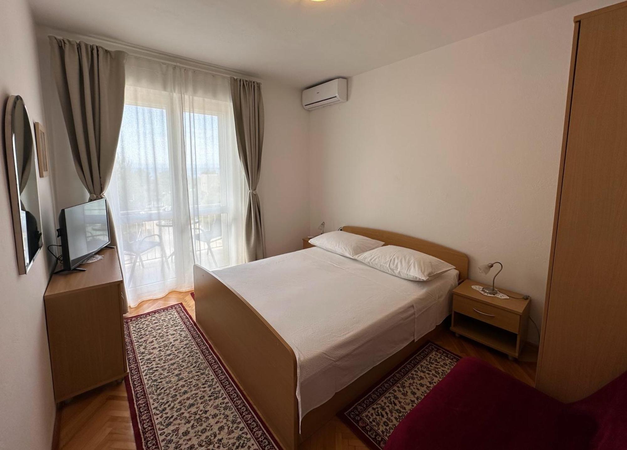 Spacious Family Apartment Near The Beach Макарска Екстериор снимка